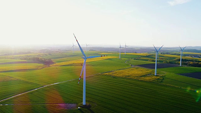 可再生能源-农业领域的风力涡轮机视频素材