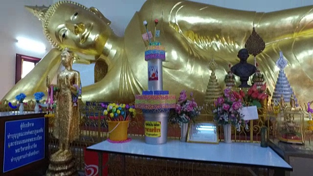 金色卧佛在寺庙内的淘金视频下载