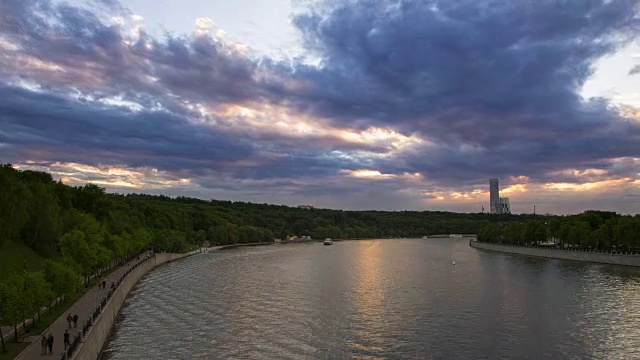 莫斯科的城市景观与河流交通和运动的云彩在日落视频素材