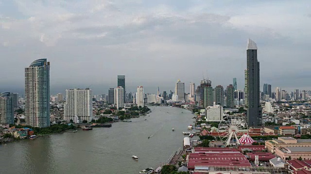 4K时间流逝曼谷城市景观河岸与湄南河在日出时间与白天到晚上的概念视频下载