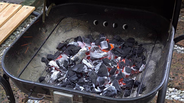 准备烧烤架和燃烧的煤炉，食物和烹饪概念视频下载
