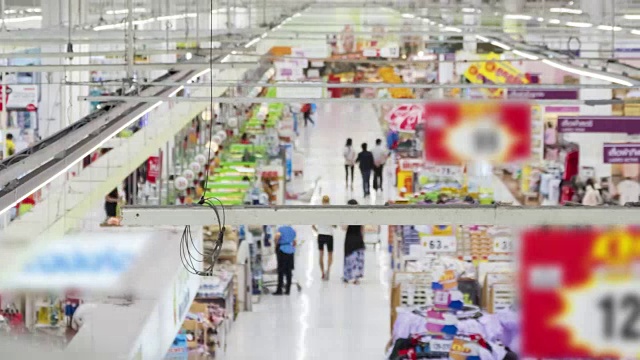 顾客在超级市场的收银台购物。视频下载
