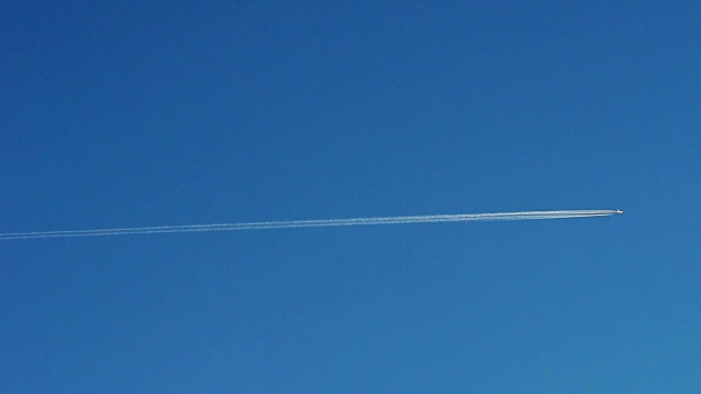 飞机高空喷射层，飞机上空污染蓝天，交通理念视频下载