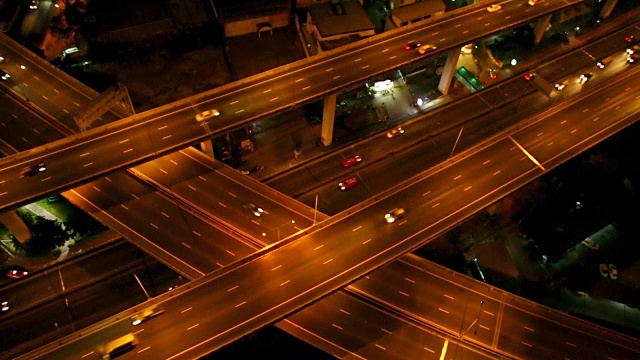 高清视频高速公路在夜间俯视图，交通工业概念视频下载