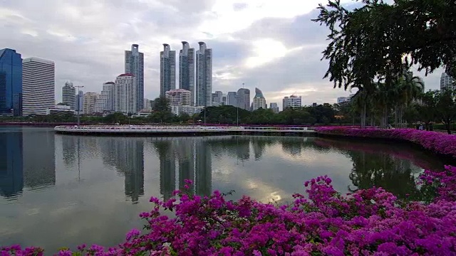 高清剪辑规划从右到左镜头泰国曼谷市的Benchakitti公园的湖视频下载
