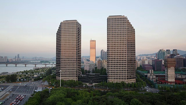 双塔和63大厦(直到2009年仍然是最高的摩天大楼)在Yeouido金融区的白天到晚上的观点视频素材