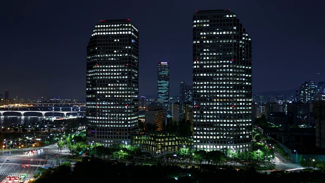 在Yeouido金融区，双子塔和63大厦(直到2009年仍是最高的摩天大楼)在晚上视频素材