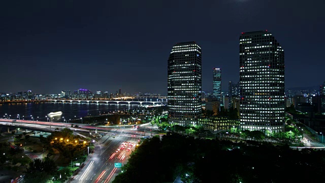 在Yeouido金融区，双子塔和63大厦(直到2009年仍是最高的摩天大楼)在晚上视频素材