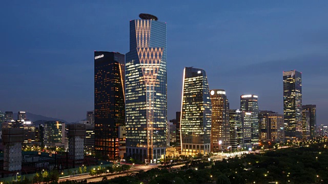 Yeouido金融区的IFC国际金融中心和交通中心的日夜观视频素材