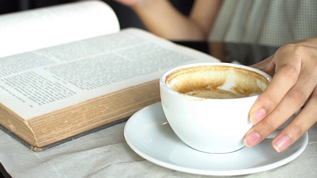 看书喝咖啡的女人视频下载
