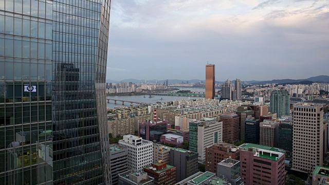 国际金融中心汉城办公楼(综合商业综合体)和63号楼(2009年之前仍是韩国最高的摩天大楼)的昼夜景观视频素材