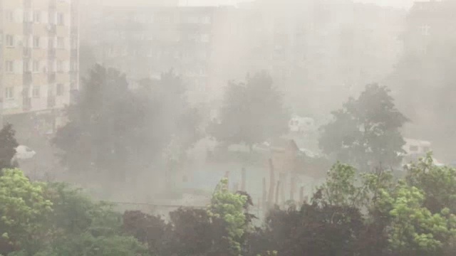 波兰城市的暴雨伴随着突然的暴风雨视频素材