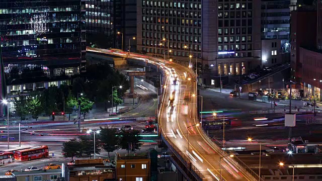 首尔车站区域夜间高架道路上的交通情况视频素材