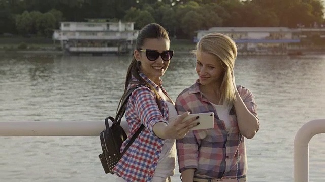 少女在城市里使用智能手机视频下载