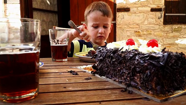 可爱的小孩吃黑森林蛋糕视频下载