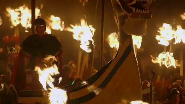 英国苏格兰设得兰群岛勒威克海盗节的一部分，男子拿着燃烧的火把进行加工。视频下载