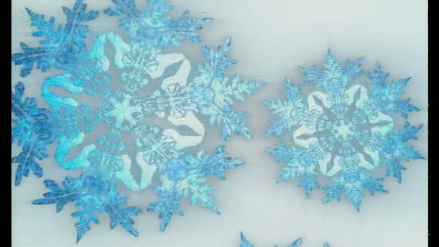 电脑生成的图像拉近了雪花飘落的白色背景视频下载