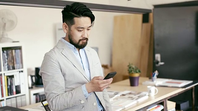 日本平面设计师与智能手机的肖像视频素材