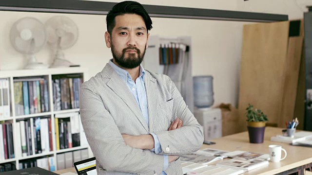 日本平面设计师浏览智能手机的肖像视频素材