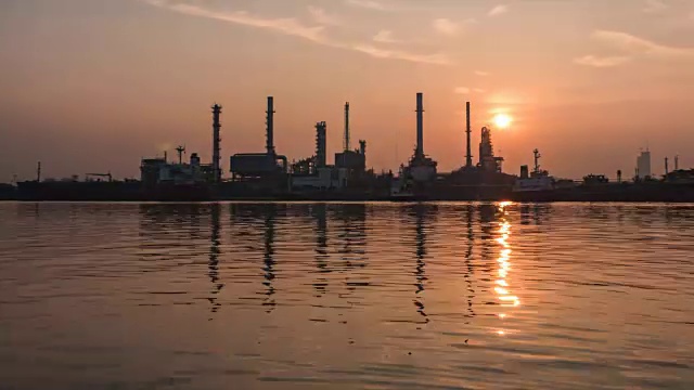 炼油厂站日出时间。(一天晚上)视频下载
