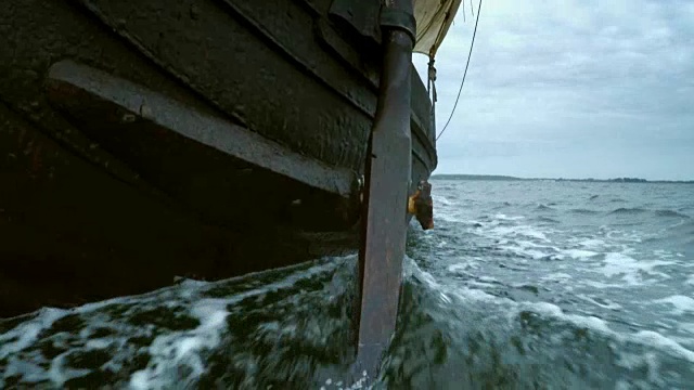显示十一世纪海盗船的复制品的特写镜头。视频素材