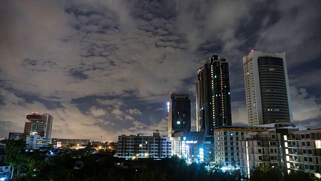 4K延时宽镜头:城市景观与夜间的云覆盖视频下载