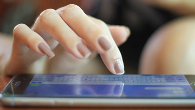 女人的手触摸和输入虚拟键盘智能手机视频素材