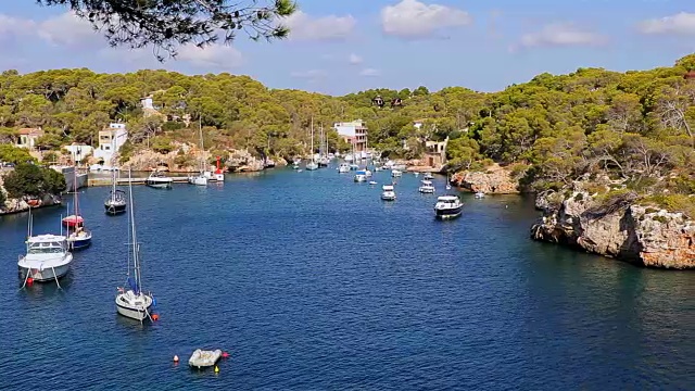 卡拉菲格拉渔港(Santanyí)的巴利阿里群岛马略卡/西班牙视频下载