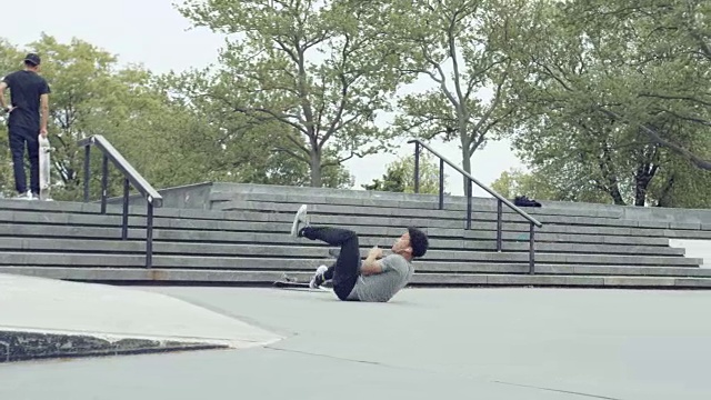 一名滑板者在纽约皇后区的滑板公园撞车- 4k慢镜头视频素材