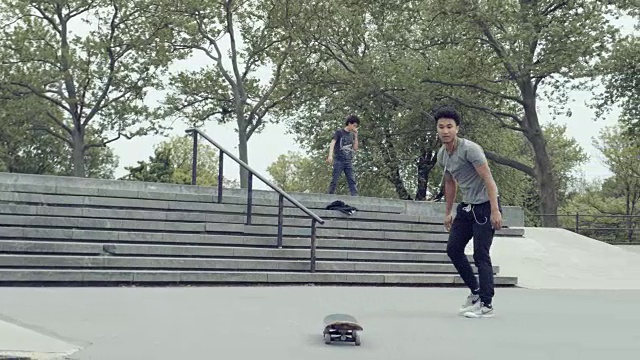 一名滑板运动员在纽约皇后区的一个滑板公园摔倒——4k慢镜头视频素材