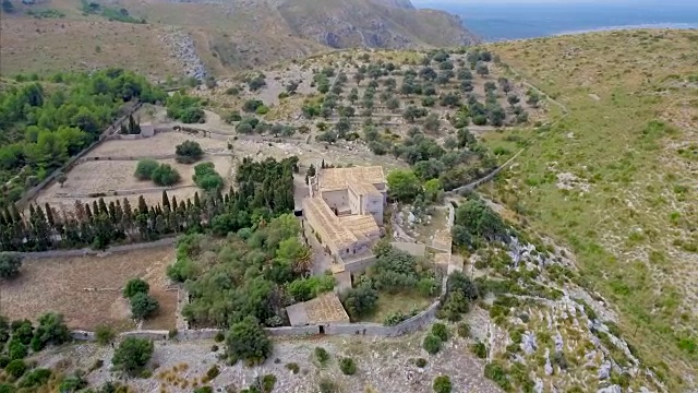 Ermita de Betlem鸟瞰图，位于西班牙马略卡岛巴利阿里群岛北部海岸视频下载