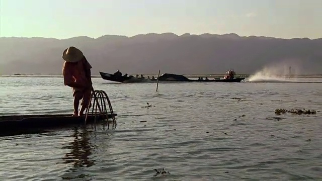 在茵莱湖钓鱼的人视频素材