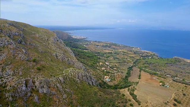 鸟瞰图的岩石海岸线和海岸平原附近的村庄Betlem在巴利阿里群岛北部海岸/西班牙视频下载