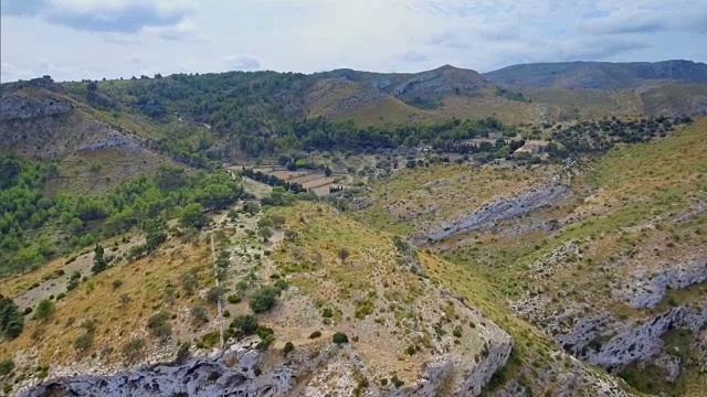 鸟瞰图的岩石海岸线和山脉附近的埃尔米塔德贝特伦在巴利阿里群岛北部海岸的马略卡/西班牙视频下载
