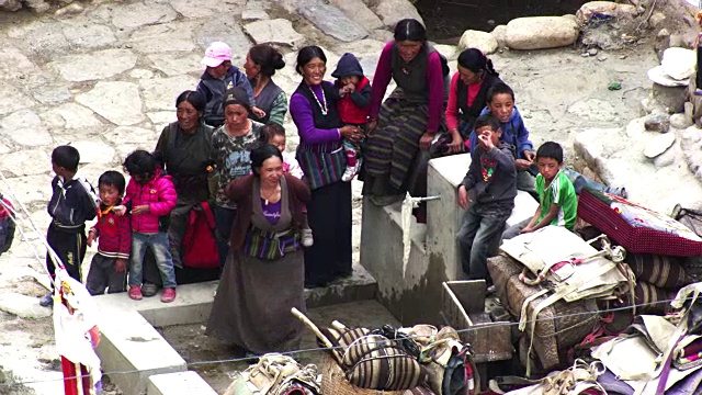 Népal:村里的妇女和儿童视频下载