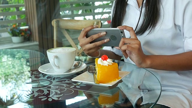 用手机拍一张食物的照片视频素材