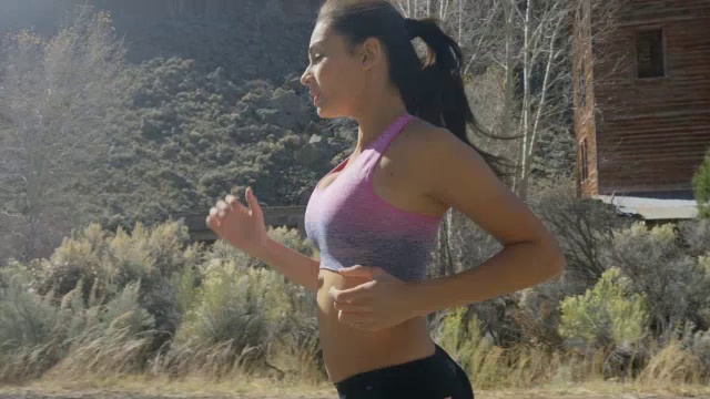 在美国犹他州锑市附近，妇女跑步的中等跟踪镜头视频下载