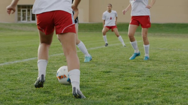 中等慢动作平移镜头的女孩在足球比赛/斯普林维尔，犹他州，美国视频素材