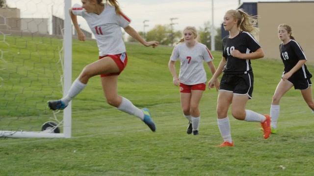 美国犹他州斯普林维尔足球队庆祝进球时的中摇射门视频素材