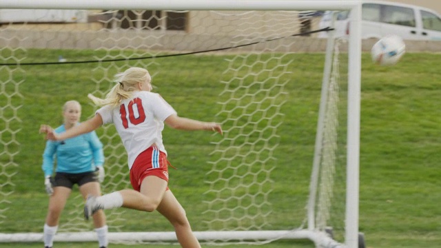 美国犹他州斯普林维尔足球队庆祝进球的中慢镜头摇摄视频素材