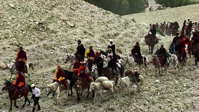 尼泊尔:山上的人和马的特写视频下载