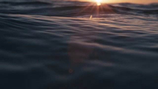 4号近距离拍摄日落时平静的海面视频下载
