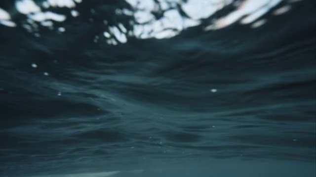 海浪从2号水下冲出来视频素材