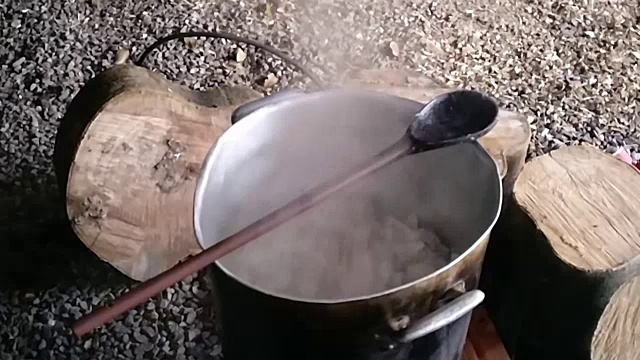 篝火烹饪的慢动作视频下载