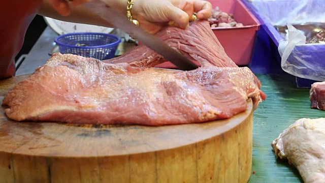 那个女人的手正在切肉。视频下载