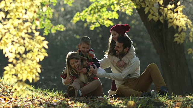 好玩的家庭一起在秋天的一天在公园里玩。视频素材
