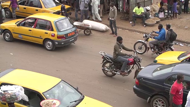 非洲的人力/机动交通-慢镜头视频下载