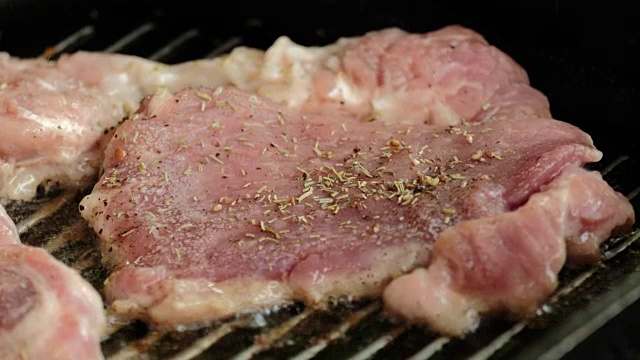 用平底锅煮猪肉牛排视频下载