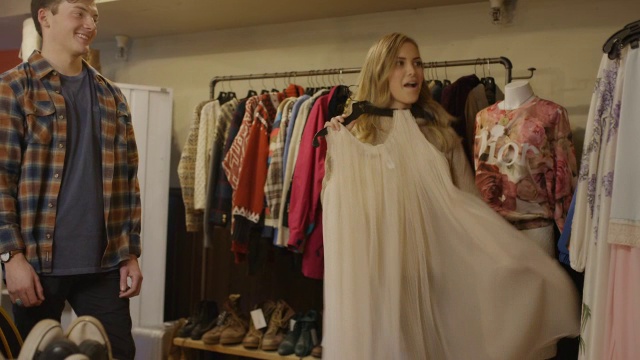 中等镜头的男人看好玩的女人购物复古衣服/普罗沃，犹他州，美国视频下载