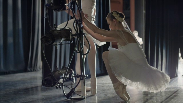 中等平移镜头的芭蕾舞女演员伸展在后台/盐湖城，犹他州，美国视频下载
